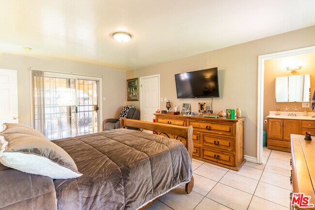 Building Photo - 6445 Tujunga Ave