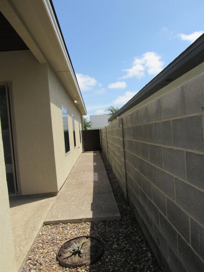 Building Photo - 2419 Messi St