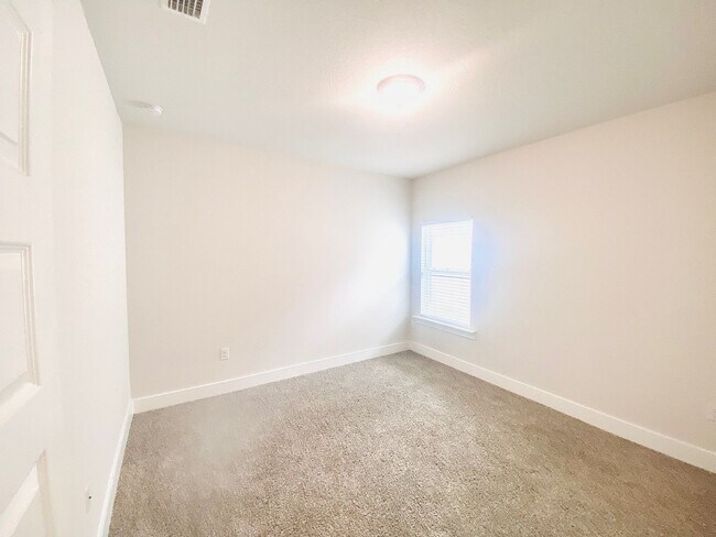 Building Photo - Stunning 4-Bed, 3-Bath Beauty, 2,117 sq. ft. of Pure Comfort and Style!