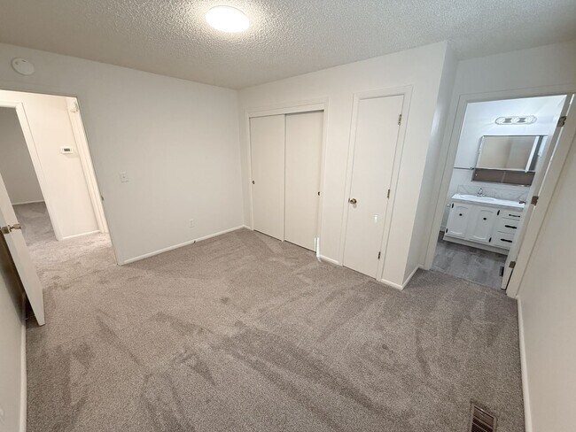 Building Photo - 1721-1723 Dawn