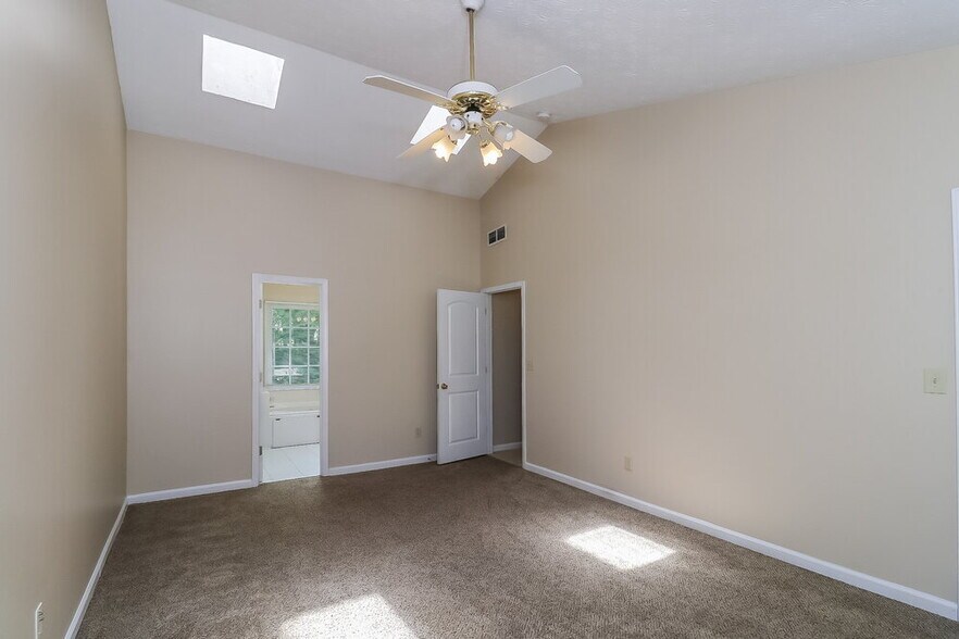 Building Photo - 2885 Summit View Ct