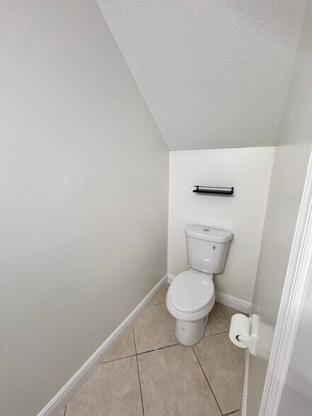1/2 bath - 898 University Blvd