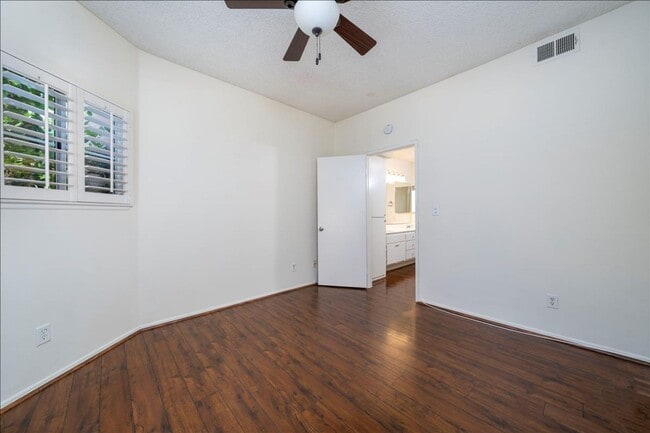 Building Photo - GREAT CONDO CLOSE TO VALENCIA MALL!