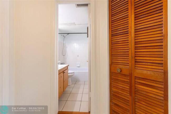 Building Photo - 1001 SE 16th St