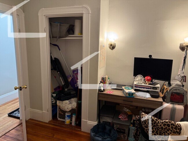 Building Photo - Allston 4.5Bed/2Bath Available 9/1! Heat and Hot Water Included!