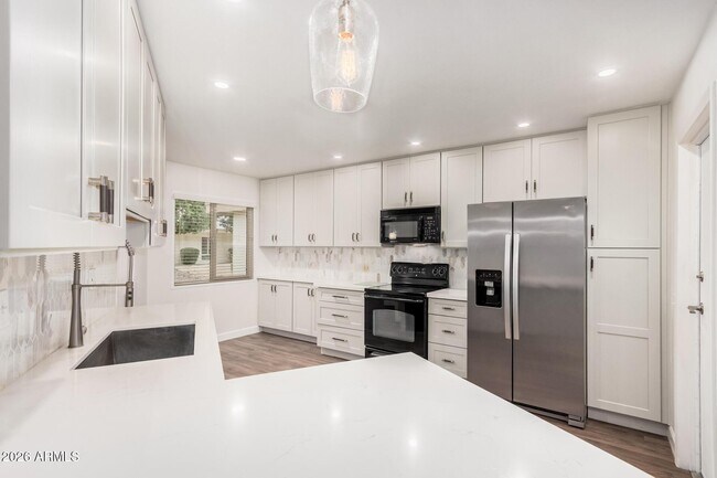 Building Photo - 16635 N 103rd Ave