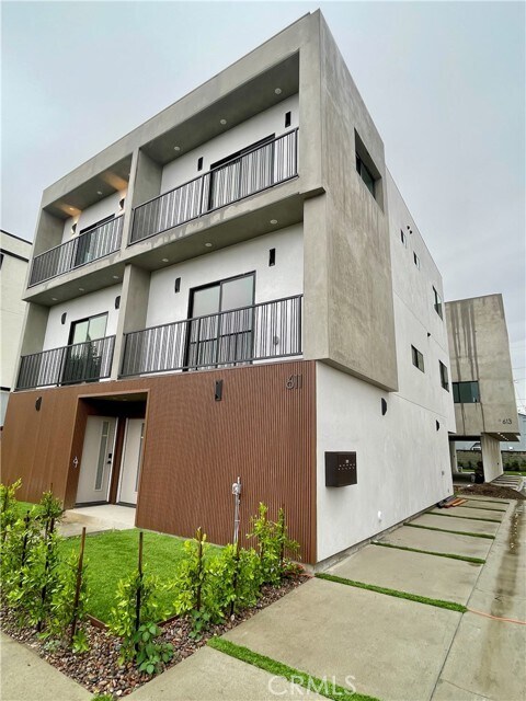 Building Photo - 613 W 41st Pl