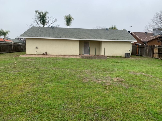 Building Photo - 3 Bedroom, 2 Bath home in North Hanford