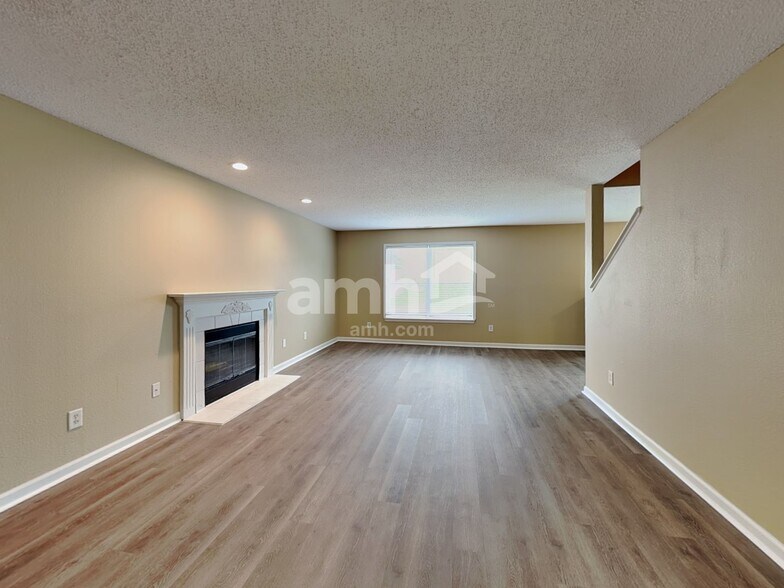 Building Photo - 635 Cloverfield Ln