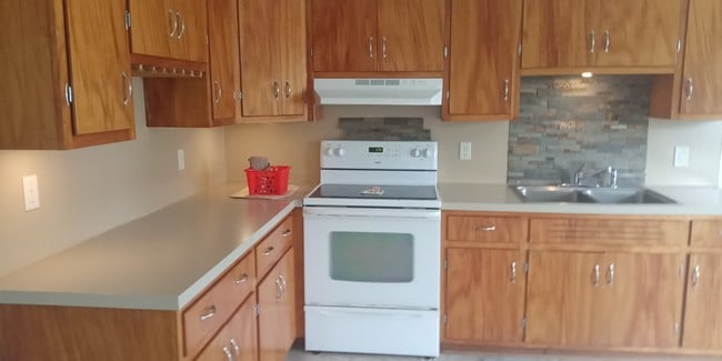 kitchen with under cabinet lightning - 322 N 7th St