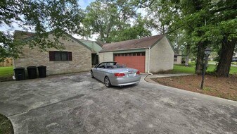 Building Photo - 711 N Hyannis Port St