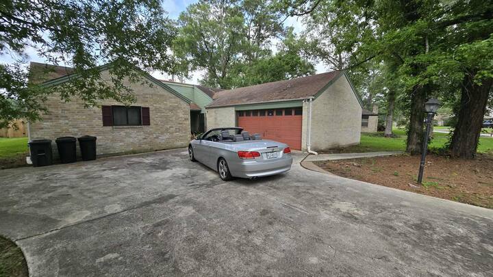 Primary Photo - 711 N Hyannis Port St