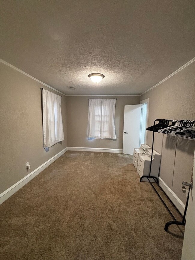 Building Photo - 2 Bedroom 1 Bathroom Single family Ranch l...
