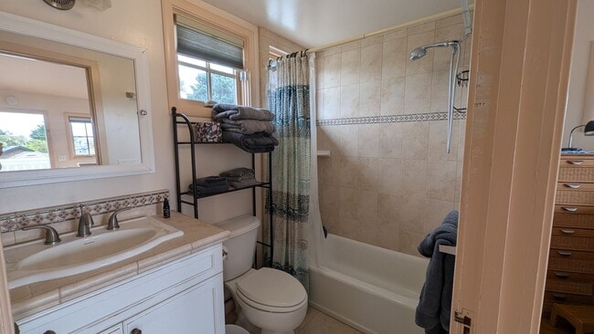 Building Photo - Quaint Historical Home near Downtown Pacif...