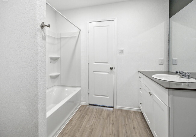 Building Photo - "Charming 4-Bedroom Haven in Saint Hedwig with 2 Full Baths and 1668 Sq Ft of Comfort!"