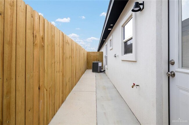 Building Photo - 12 Selena St