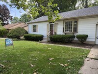 Building Photo - 806 Oakcrest Dr