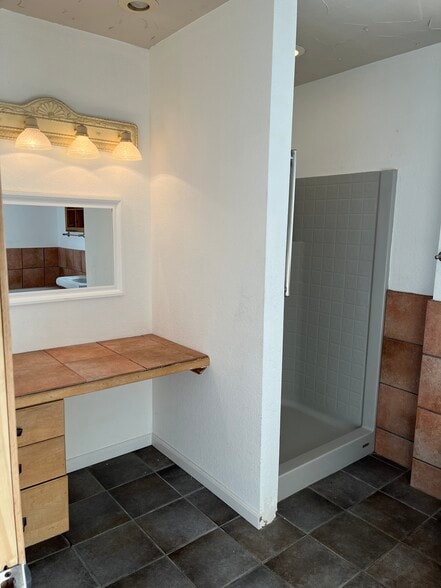 Full bath - 6033 Rio Vista Ave