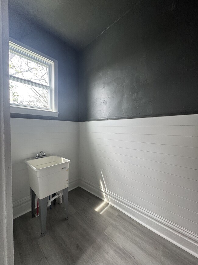 Building Photo - 3200 Brunot Ave