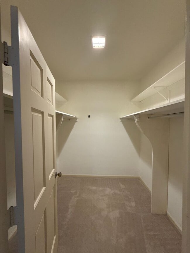 Building Photo - King John Condos