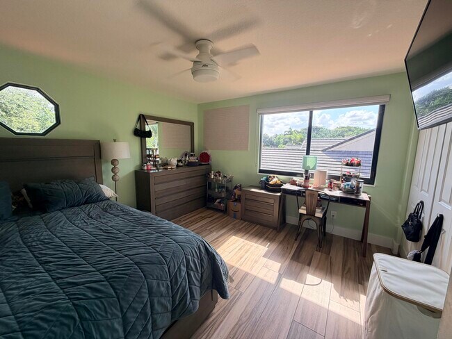 Building Photo - 3041 Perriwinkle Cir