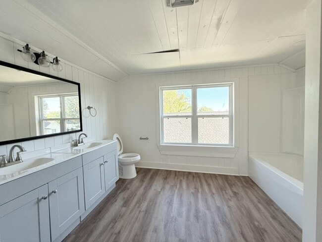 Building Photo - 304 N Roney St