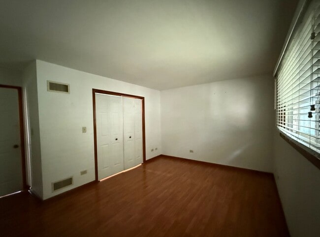 Building Photo - Awesome 2 Bed/1 Bath Duplex Unit! In-Unit ...