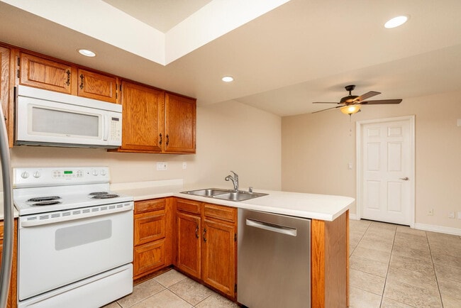 Building Photo - 1656 N Sierra Vista Dr