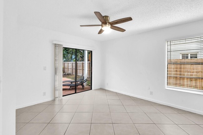 Building Photo - 2433 Southridge Rd