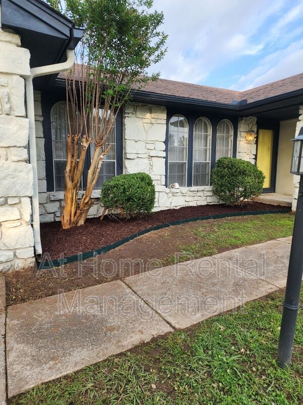 Building Photo - 401 N Fir Pl
