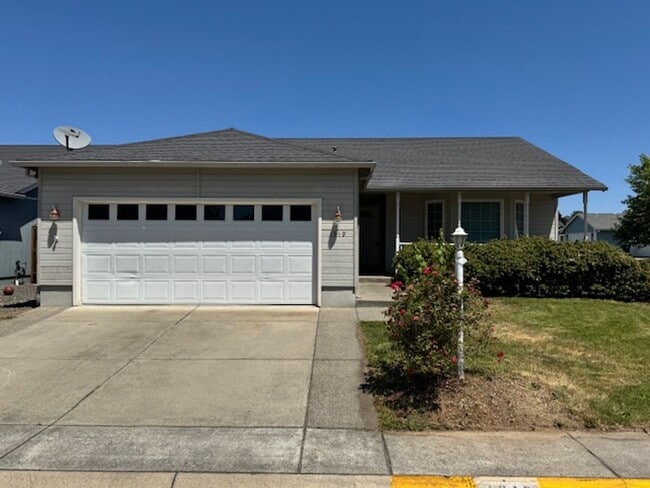 Building Photo - Central Point Single Level Home/ Coming Soon