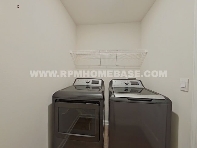 Building Photo - Spacious 5-Bedroom Home with Flexible Livi...