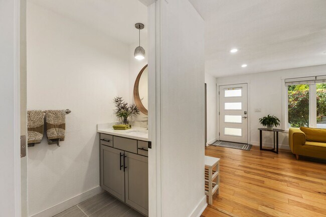 Building Photo - 3Bd/1.5Ba Kirkland Home