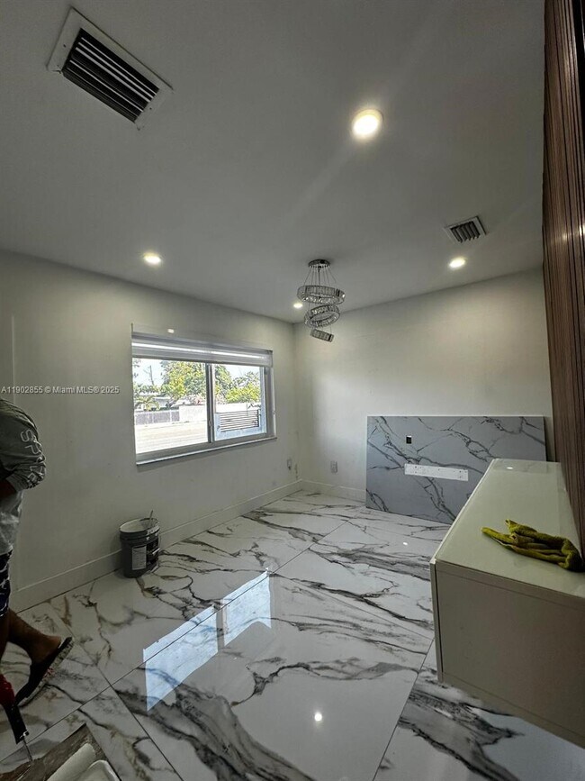 Building Photo - 106 SE 4th Ave