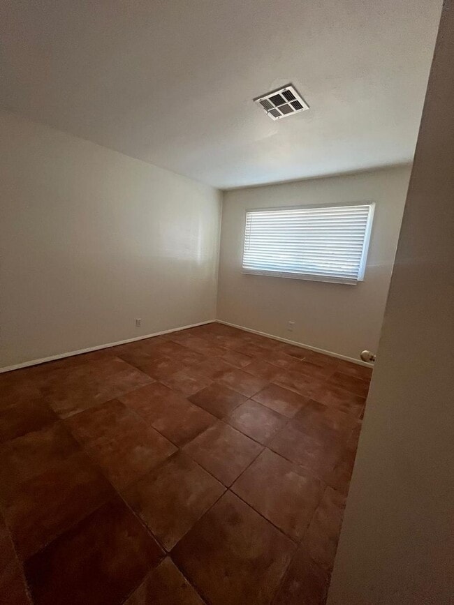 Building Photo - PRIVATE 3 bed/3 bath HOME + LARGE BONUS ROOM. NO OTHER UNITS ON PROPERTY.