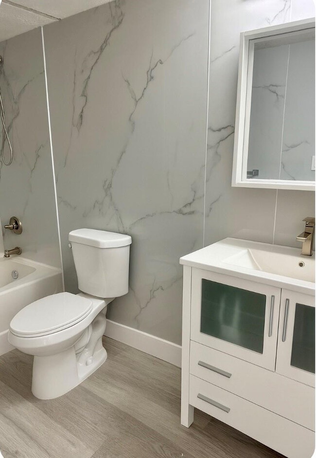 Building Photo - 800 Parkview Dr