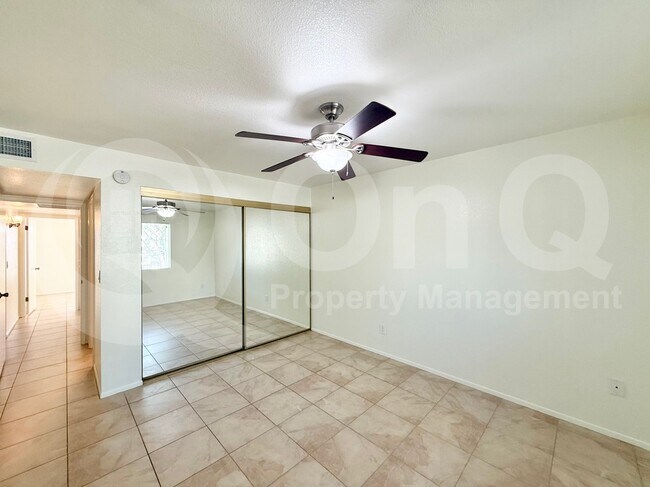 Building Photo - 5417 S Mitchell Dr