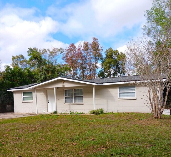 Building Photo - Spacious 3 bedroom / 1 Bath Single Family Home