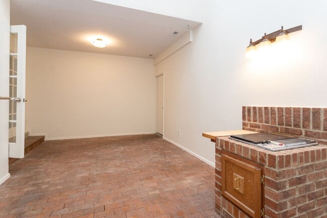 Building Photo - Beautifully Maintained Townhome with Fantastic Amenities