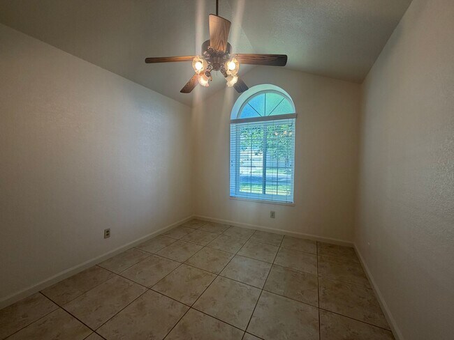 Building Photo - Single story near freeway access and major shopping!
