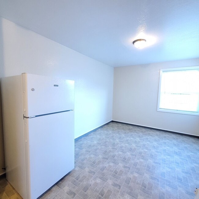 Building Photo - 2 Bedroom Apartment with covered car garage