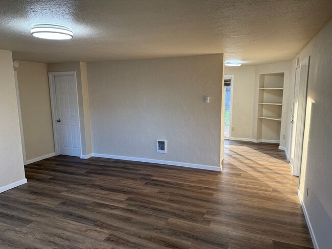 Building Photo - Updated 3 bedroom 1 bathroom house!