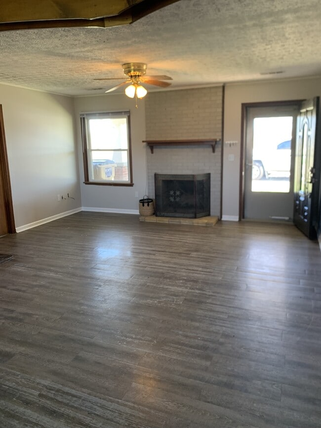 Building Photo - 543 Eden Rd