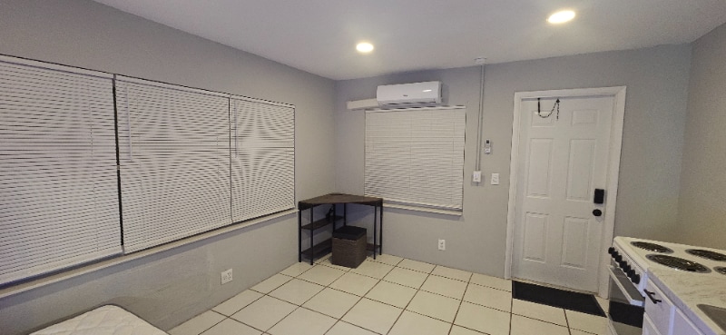 Building Photo - 1448 W 31st St