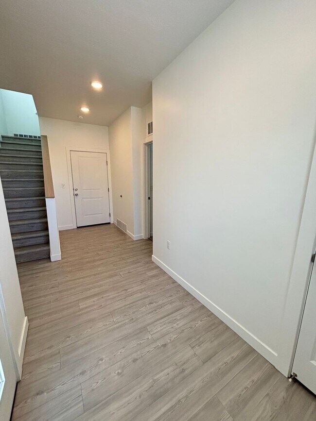 Building Photo - Your Fresh Start Awaits! 4 Weeks Rent Free + $0 Down Deposit OAC | 3 Bed Townhome in South Ogden