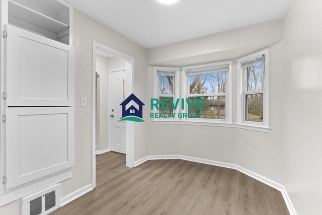 Building Photo - 131 Doremus Ave