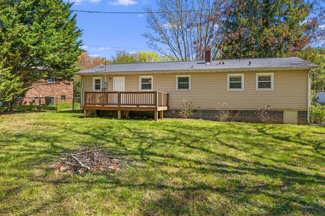 Building Photo - 3-Bedroom West Asheville Ranch with Bonus ...