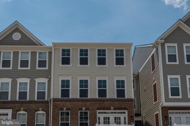 Building Photo - 43369 Town Gate Square
