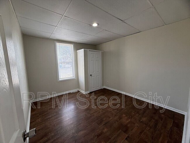 Building Photo - 927 E 1st St