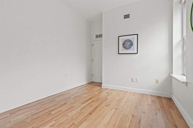 Building Photo - 187 Wayne St